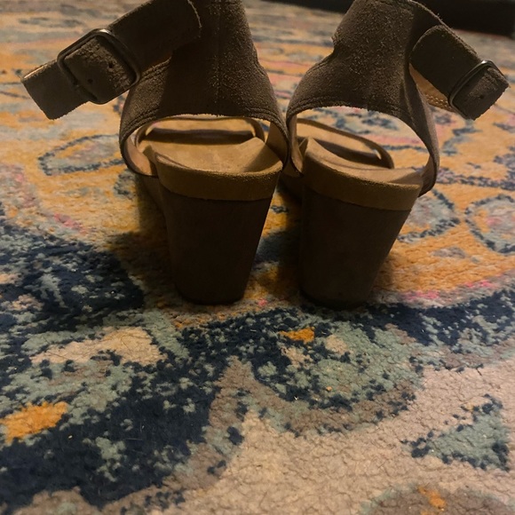 Lucky Brand woman’s wedged sandals - Picture 4 of 6